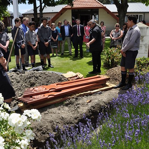 Kua hinga te totara i te wao nui a Tane