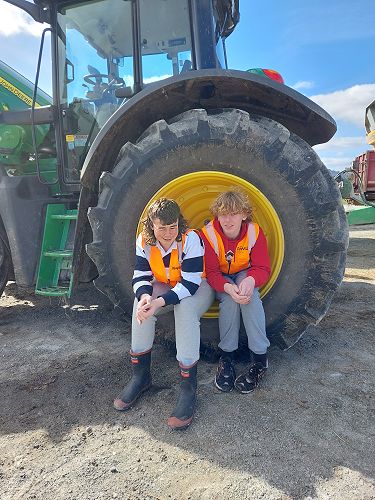Students visit the PAMU farms in Moana