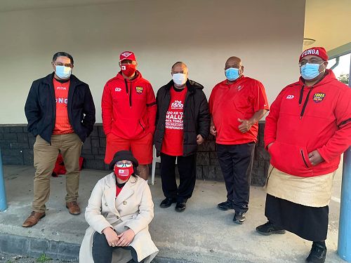 Ko e ni’ihi mei he komiti ‘a e komuniti ‘oku nau tokoni ke fakalele ‘a e polokalama huhumalu’i. L to R: Maka Pailate, ‘Una Taufa, ‘Ikilifi Pope, Melino Maka, Manase Lua [Pakilau] pea mo Simulata Pope