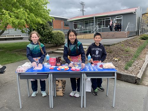 Méabh, Lilly and Lucas selling their delicious meringue
