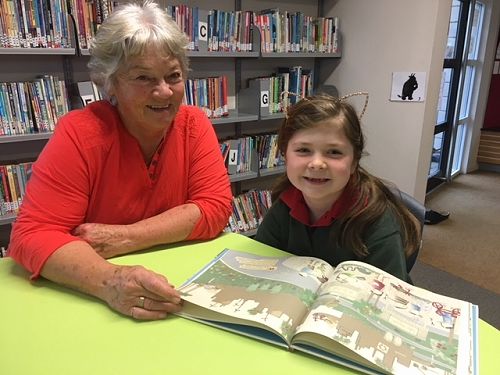 Hapua Parents Visit to Read during Book Week