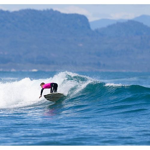 Karne carving it backhand