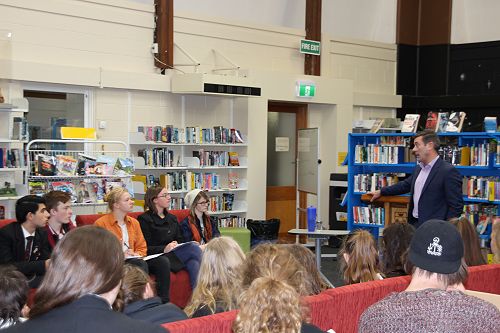 Student Meeting with the Minister of Immigration