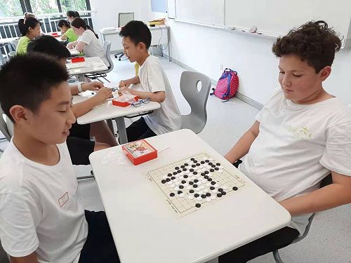 Tamati playing 5 in a row at Hangzhou Camp