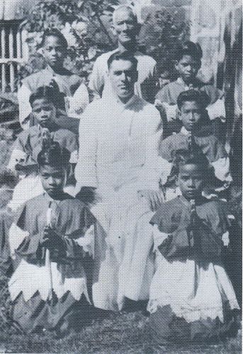 Vernon Douglas (centre)