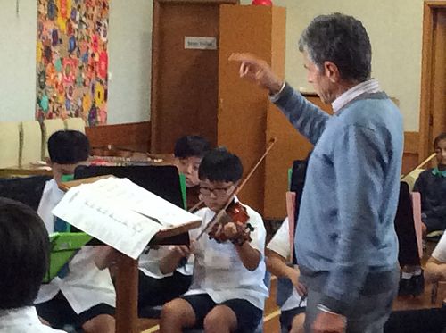 Guy de Lacey conducting the Orchestra at the Itinerant Music Concert 7 December 2016