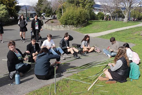 Students taught each other during a Harakeke weaving session.
