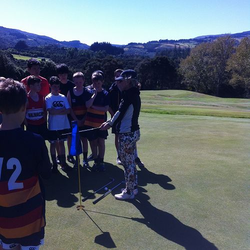 Year 7&8 Golf lessons with Melanie Harper