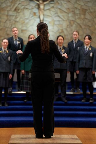 Student Conductor Elle Ilkiw conducting Aurora Voices