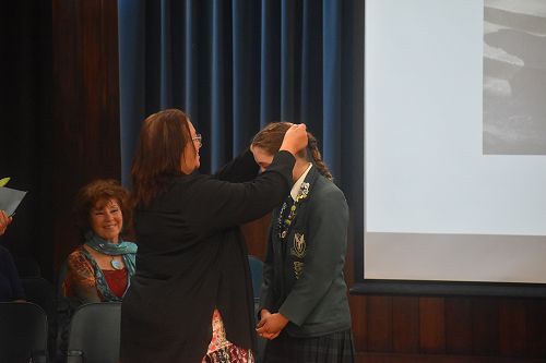 Dr Rika Heke presents Elloise with the pounamu