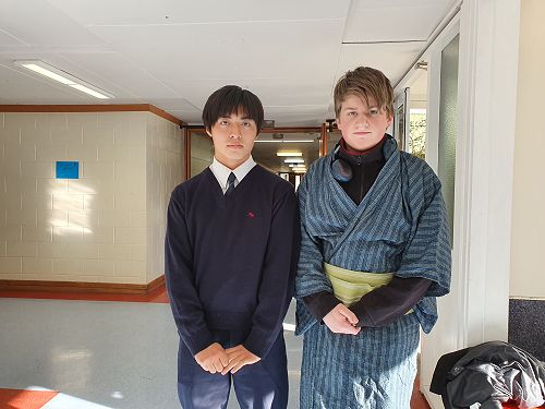 Meikei High school students visit to Year 9 Japanese class.