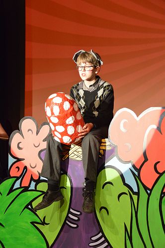 Horton comforting the egg