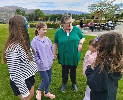 Leannes group work together to plan their museum visit