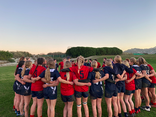 Southland and Columba link together to congratulate one another on their performance