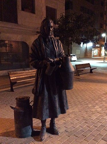 Day 9 Milk woman sculpture on Calle Villalon in Burgos 