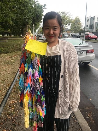 Momoka Kanai holding the Senbazuru 