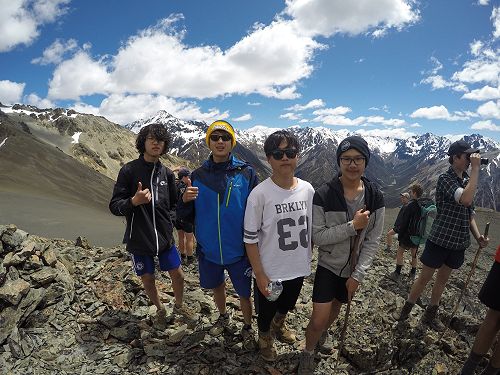 Jed Song, Minsu Kim, Louis Kang and Nick Worathongchai from 10FM enjoy the fine day out.