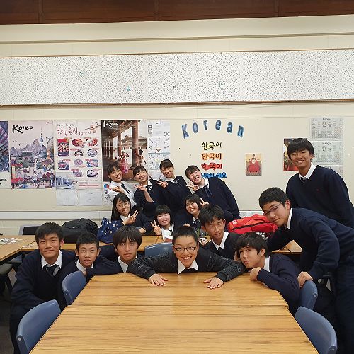 Meikei High school students visit to Year 9 Japanese class.