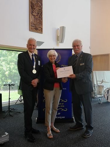 Alison Hutton receiving her 30-year certificate of service from Graeme Barber and Southern Regional Rep Lindsay Dow.