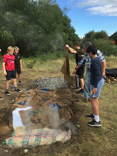 Layering the wet sacks to prevent the parcels getting mixed in with the soil.