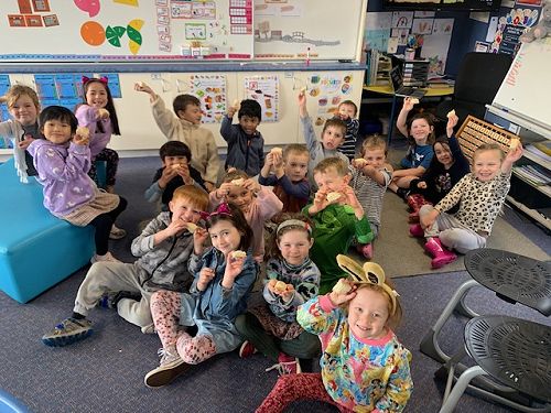 Room 19 making Fa’apapa (Samoan Coconut Bread)