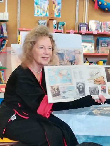 Robyn Belton Reading to the Children