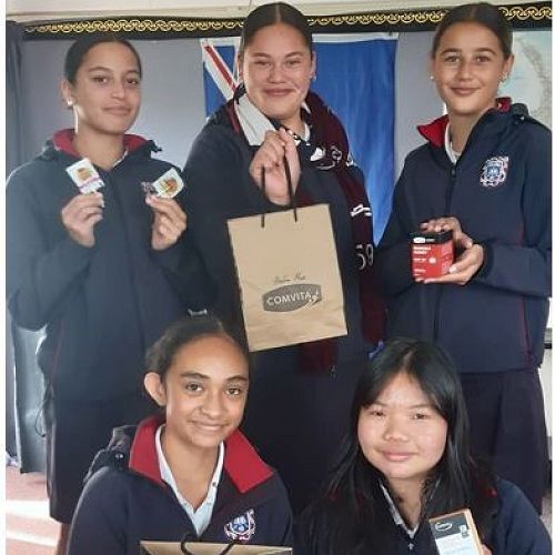 10 AKO students with the wonderful packs from Comvita.