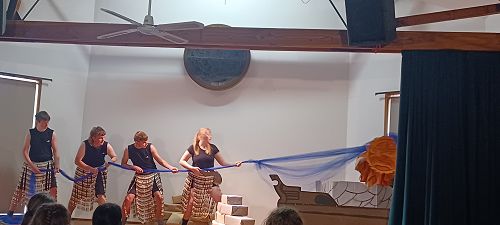 Maui and his brothers trapping the sun