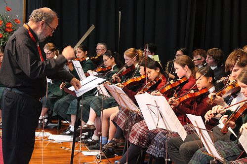 Stephen Hinds conducting the Ensemble