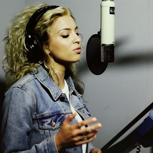 Video: Tori Kelly - Colors Of The Wind
