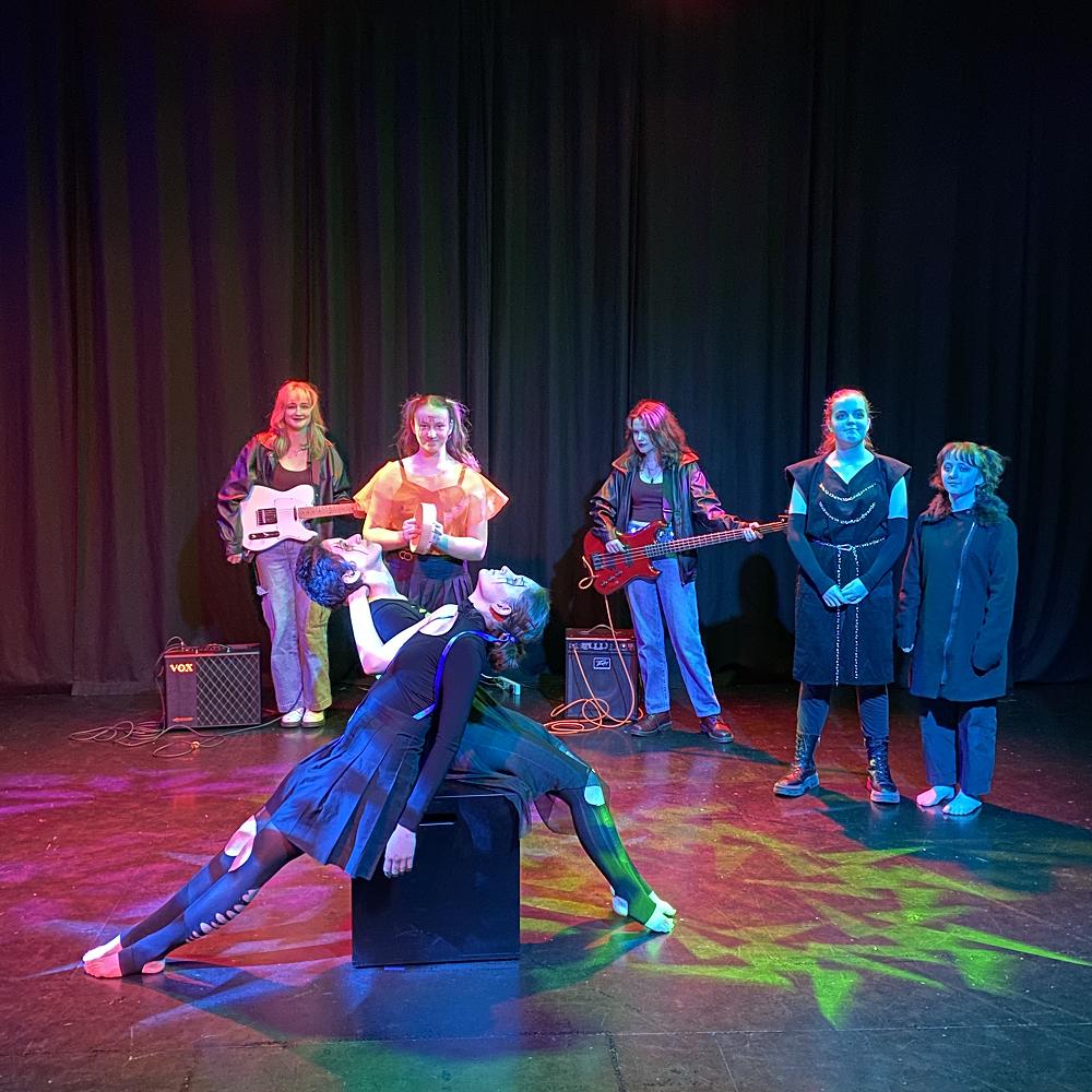 Sheila Winn group performs at Otago University's Allen Hall — Columba