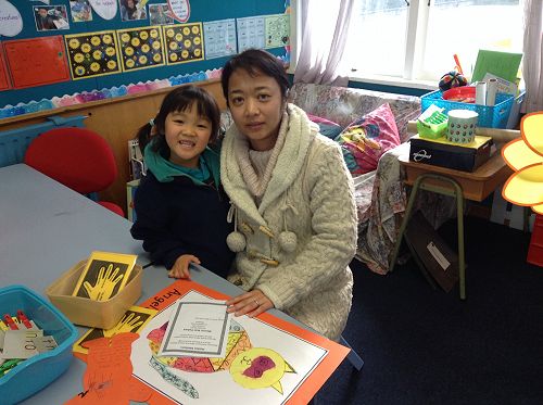 Angela is explaining her reading progress to her Mum. This clever girl is reading at Yellow!