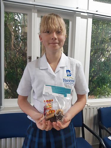 Zohe (Māpuna team) with her quality time treats for teachers!