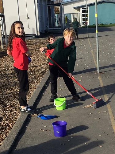 Nature Ninjas busy clearing away the bark. Mr Van der Lee's leaf blower did a much quicker job!