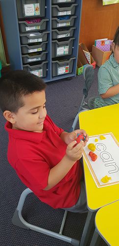 Mixing colours with playdough