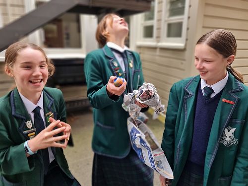 Emily, Nini and Jessica discover Gerald sustained some leg injuries.