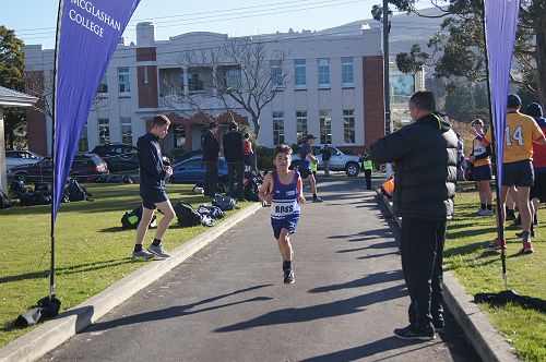 Akira wins the Y7&8 cross country