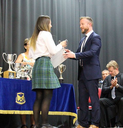 Samantha Patterson receiving the Rosie Bishop Cup