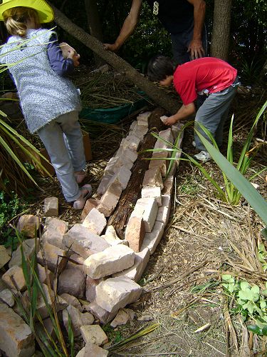 Te hanga whakaruru mokomoko : skink refuge