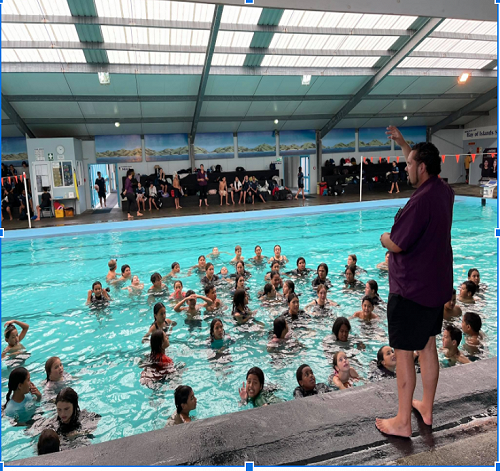 Kawakawa Pools singing a himene