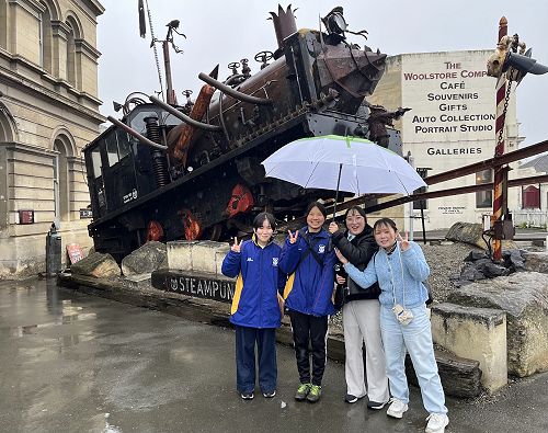Fun at the Steampunk, Oamaru
