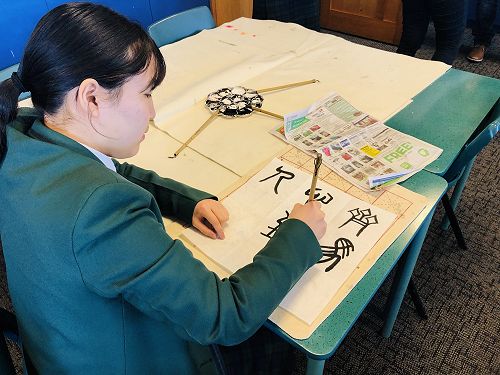 A close up of a year 10 student practising. 