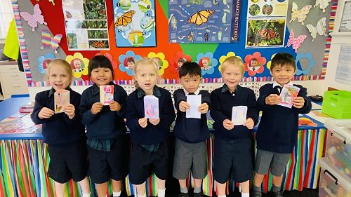 Year 0-1 Mandarin class making “red envelopes”