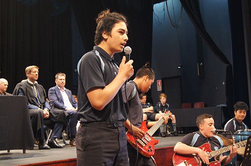 Te Kahurangi McLean sings "Fly Me To The Moon"