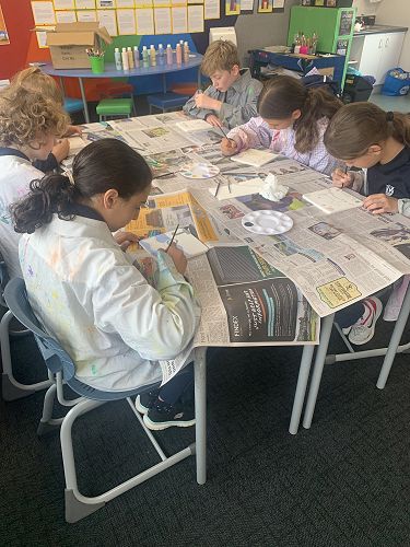 Jela Talahma, Frances Jones, Sophie Wellington, Thomas Graham, Honor Blaike and Lucia Garica-Quiroga paint their tiles.