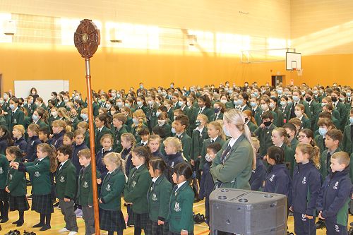 The school stands to sing He Hōnore
