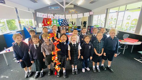 In Mandarin, the most common way to wish your family and close friends a happy Chinese New Year is "Xīnnián hǎo" (新年好)