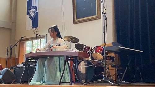 Zitong Zhang plays Guzheng