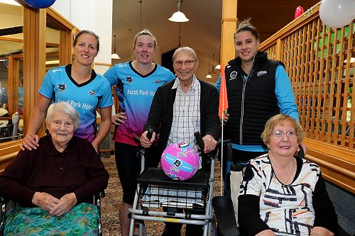 Southern Steel players Wendy Frew (captain), Abby 