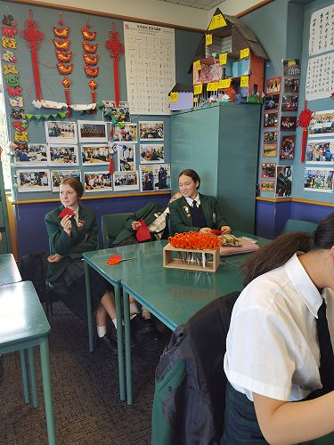 Gate Chinese Club - paper cutting